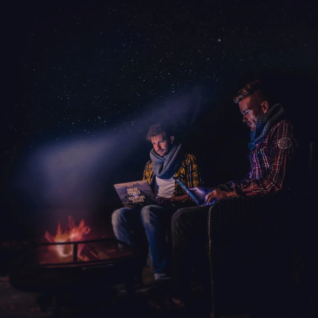 Arbeiten und Lesen am Lagerfeuer