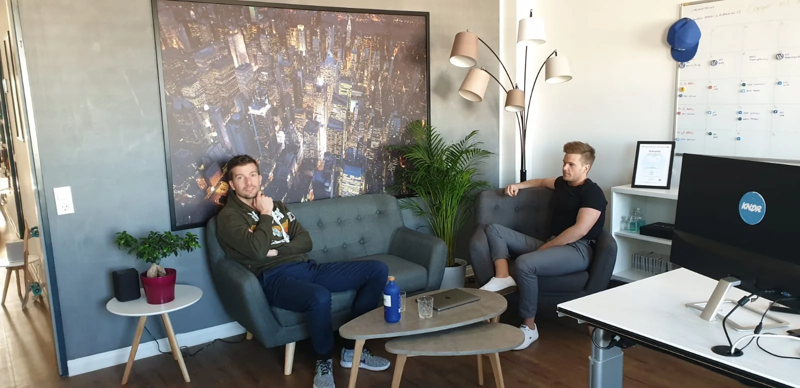 Marcel und Chris im Gespräch im Büro