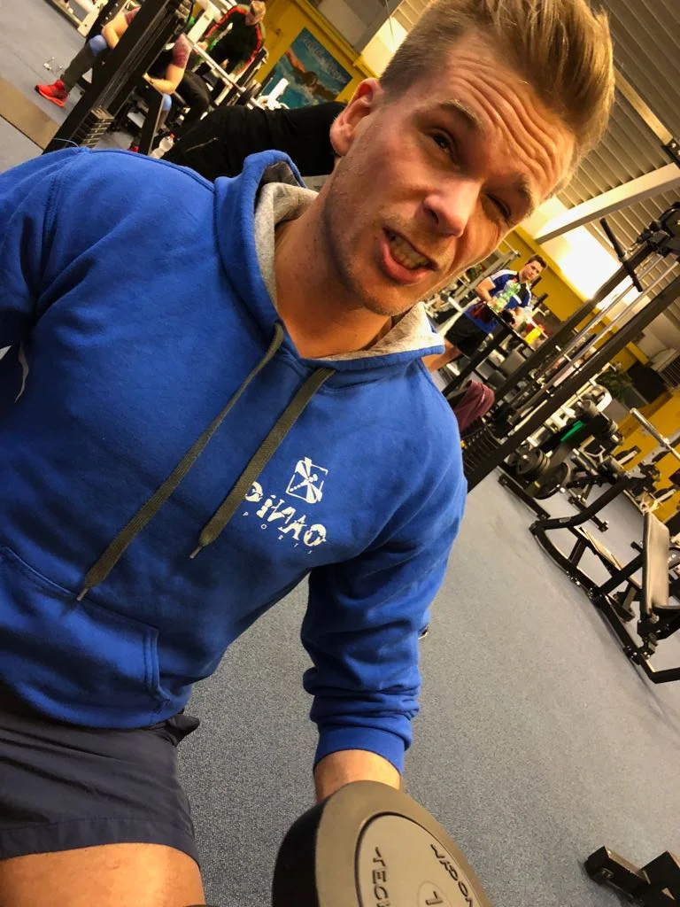 Marcel beim Training im Fitnessstudio