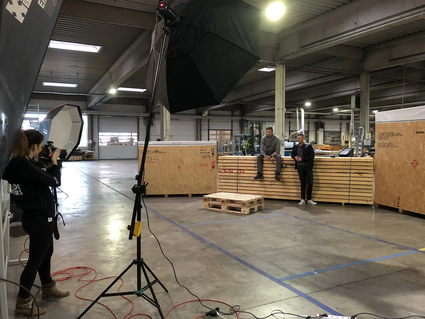 Kamera, Licht und Team in einer Werkhalle