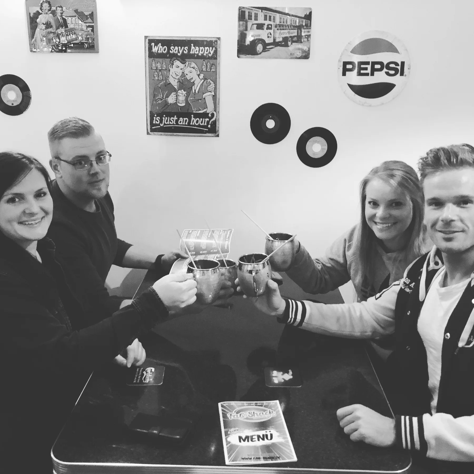 Marcel Aue mit Freunden zwischen Schallplatten