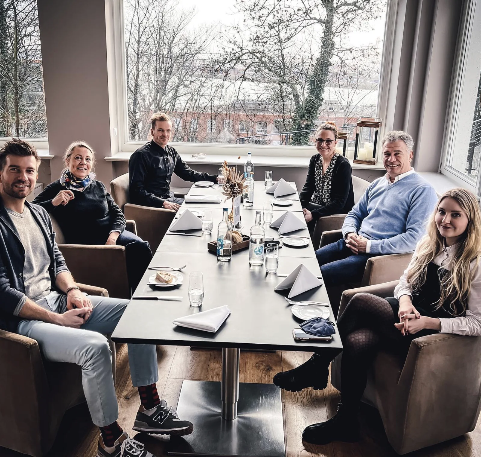Besprechung an einem Konferenztisch