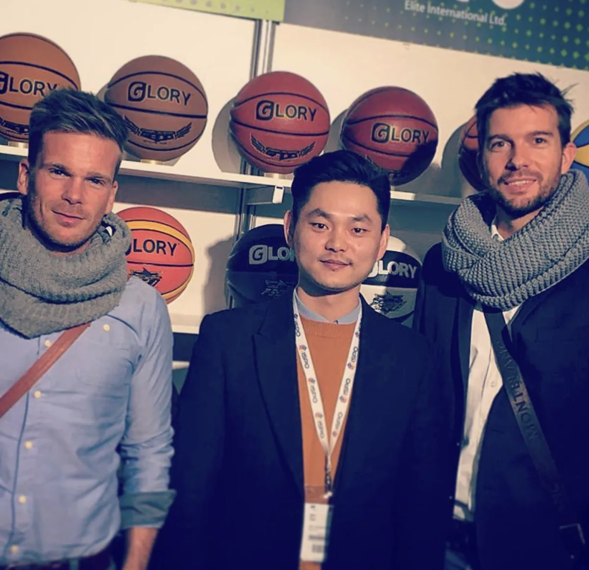 Marcel mit zwei Begleitern vor einer Basketball-Auslage