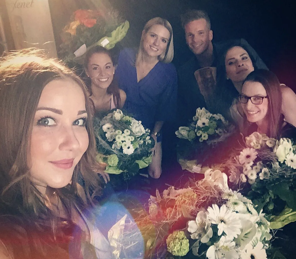 Gruppe mit Blumen bei einer Feier