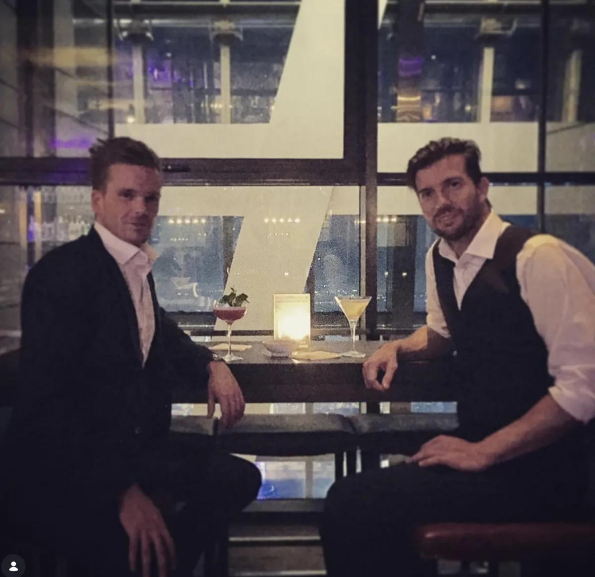 Marcel und ein Begleiter an einer Bar