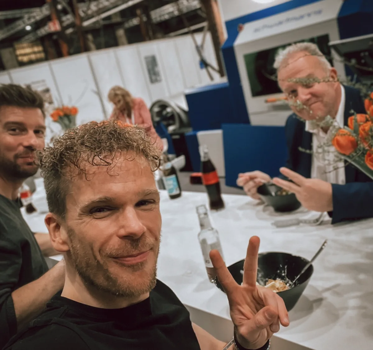 Marcel mit Begleitern beim Essen
