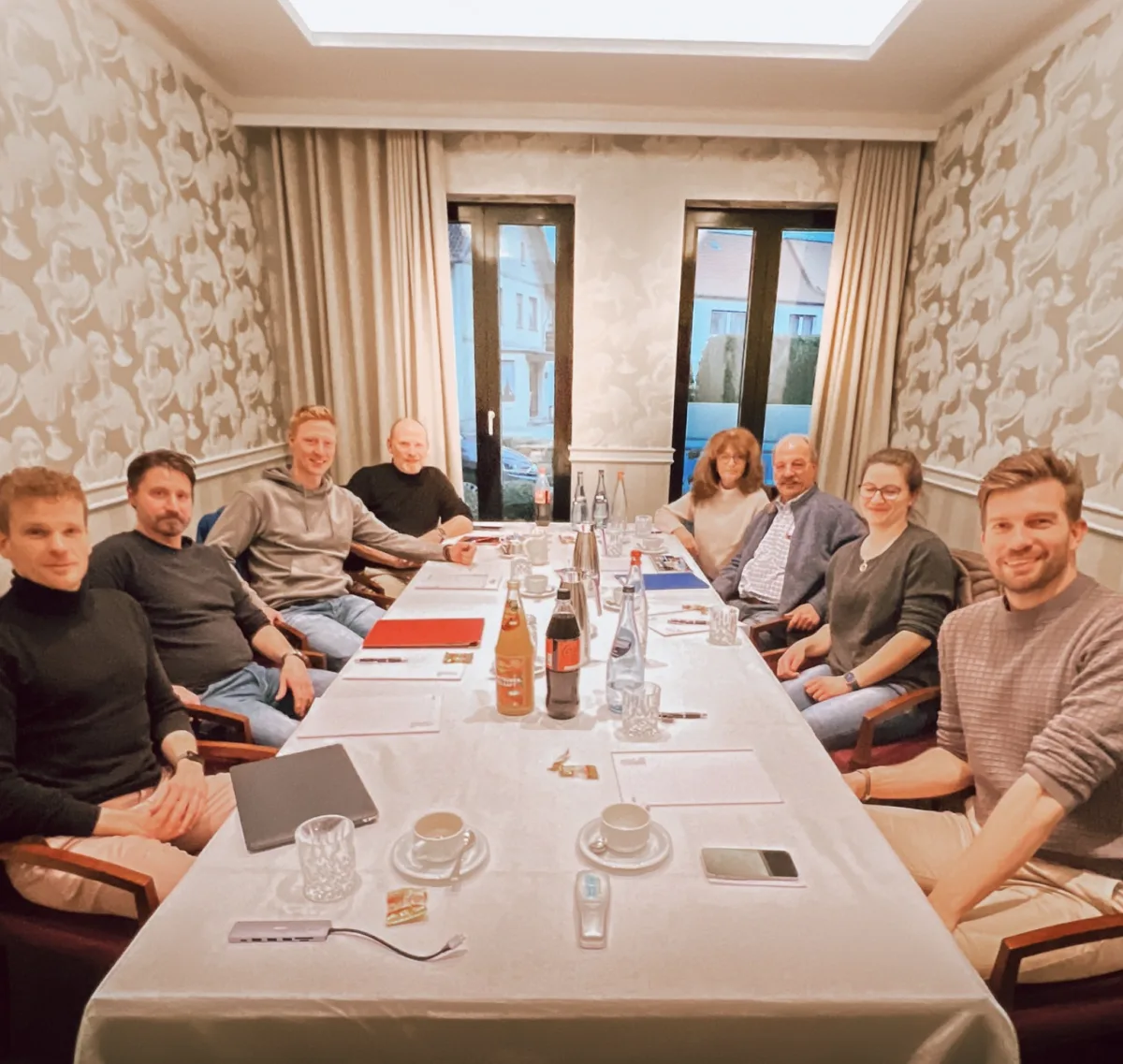 Gruppe an einem langen Besprechungstisch