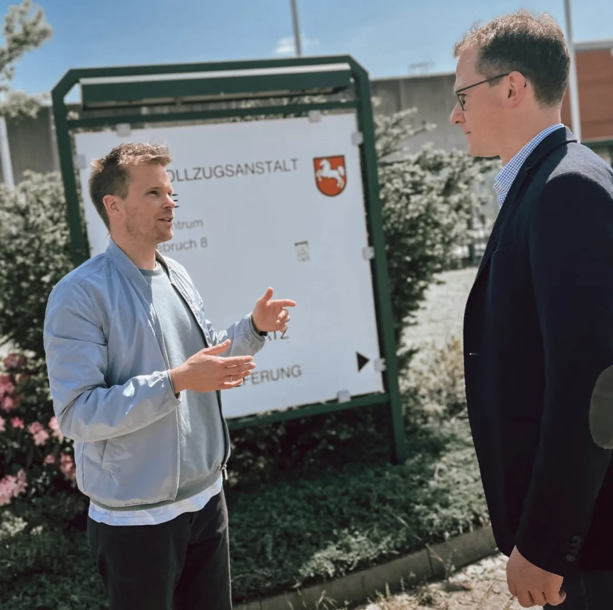 Marcel im Gespräch vor einer Justizvollzugsanstalt