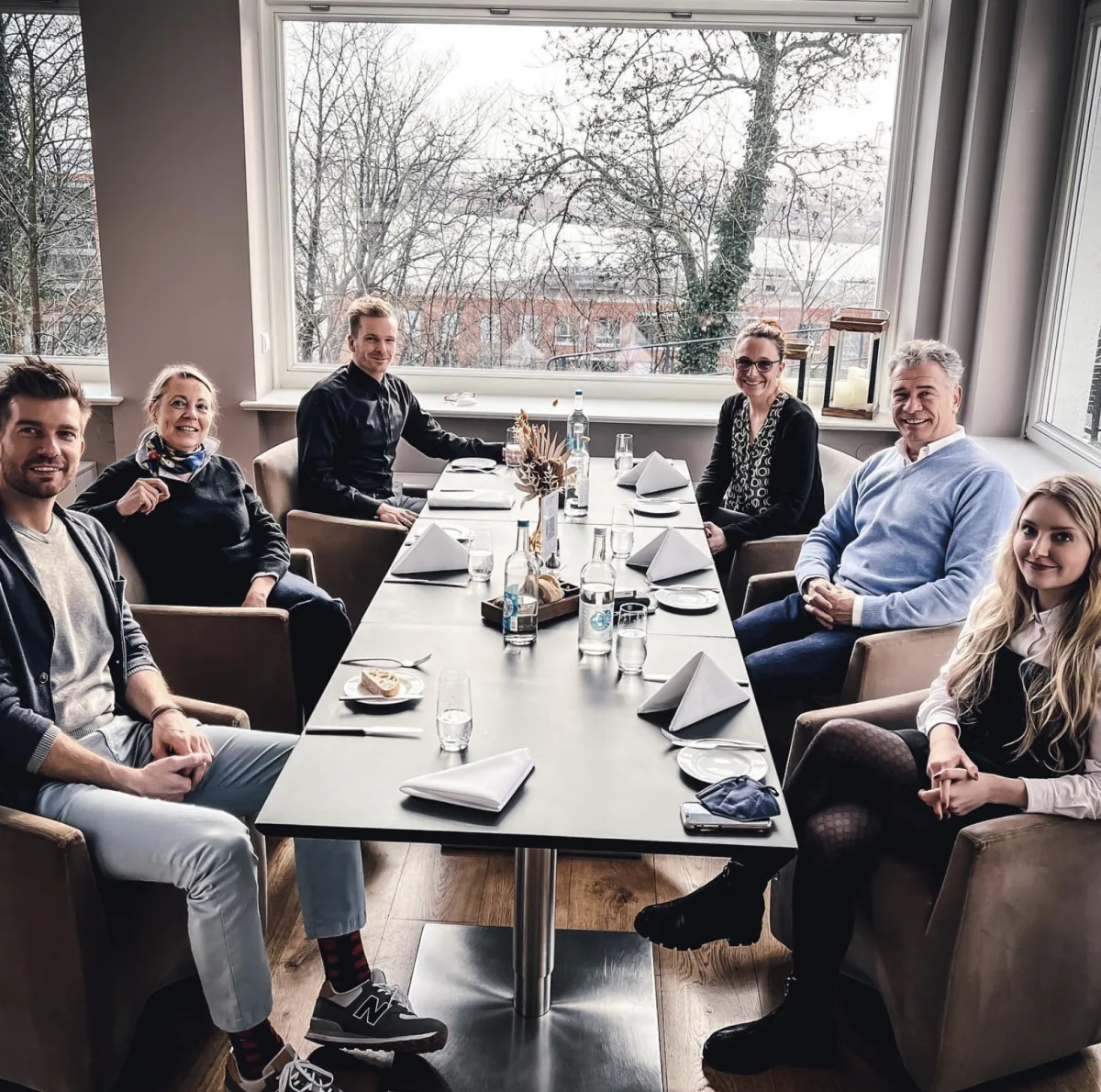 Gruppe sitzt gemeinsam am Restauranttisch