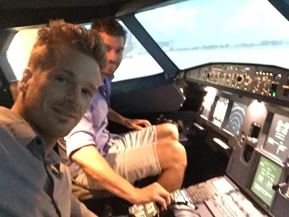 Marcel mit Chris in einem Cockpit