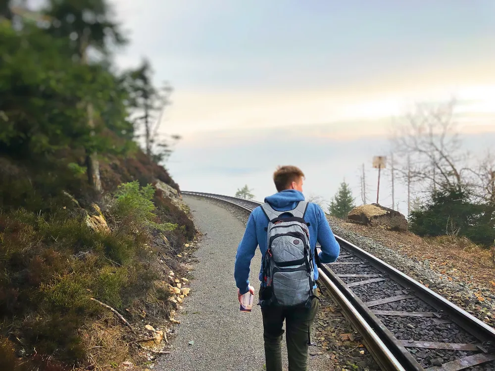 Marcel unterwegs am Bahngleis