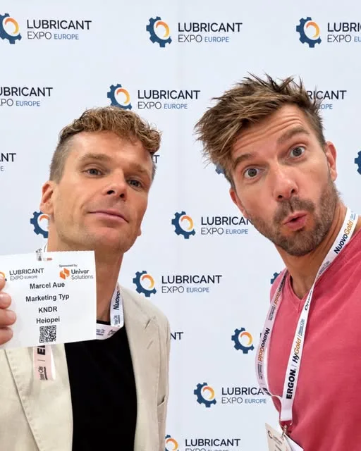Marcel Aue mit einem Begleiter auf der Lubricant Expo Europe