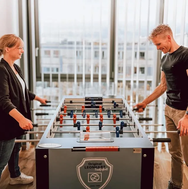 Marcel Aue am Kicker im Büro