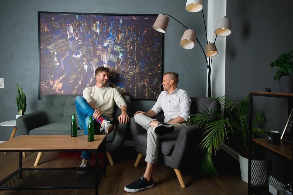 Marcel und Chris im Gespräch auf dem Sofa